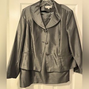 2-piece Grey beautiful Suit NWOT - Smoke & Pet free home